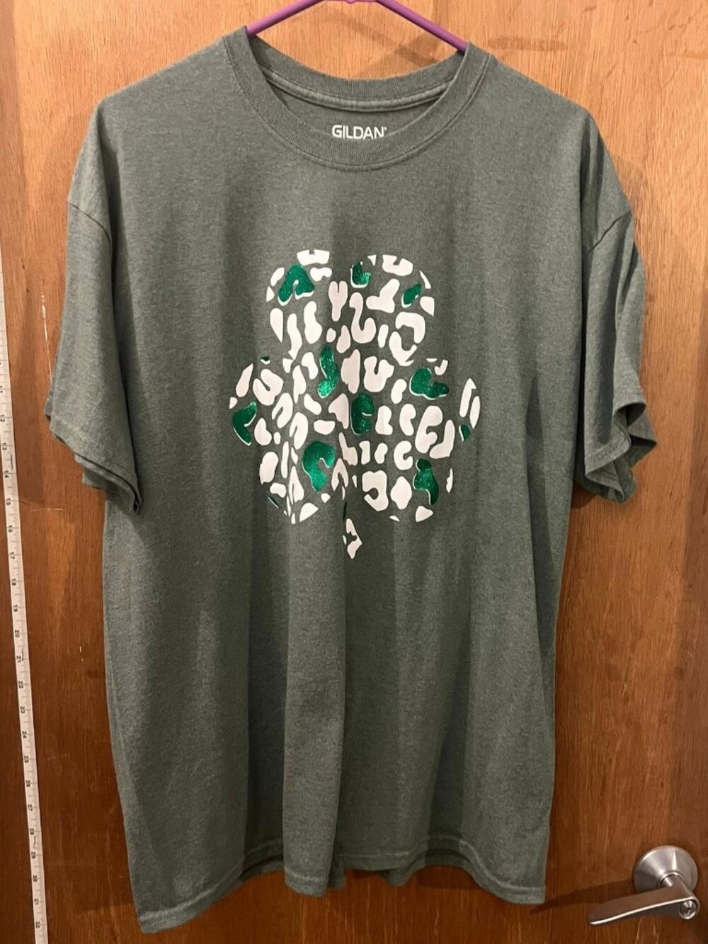 🐻Size XL - Gildan - Light Gray/Green Animal Print Shamrock St Patty's Day T-Shi